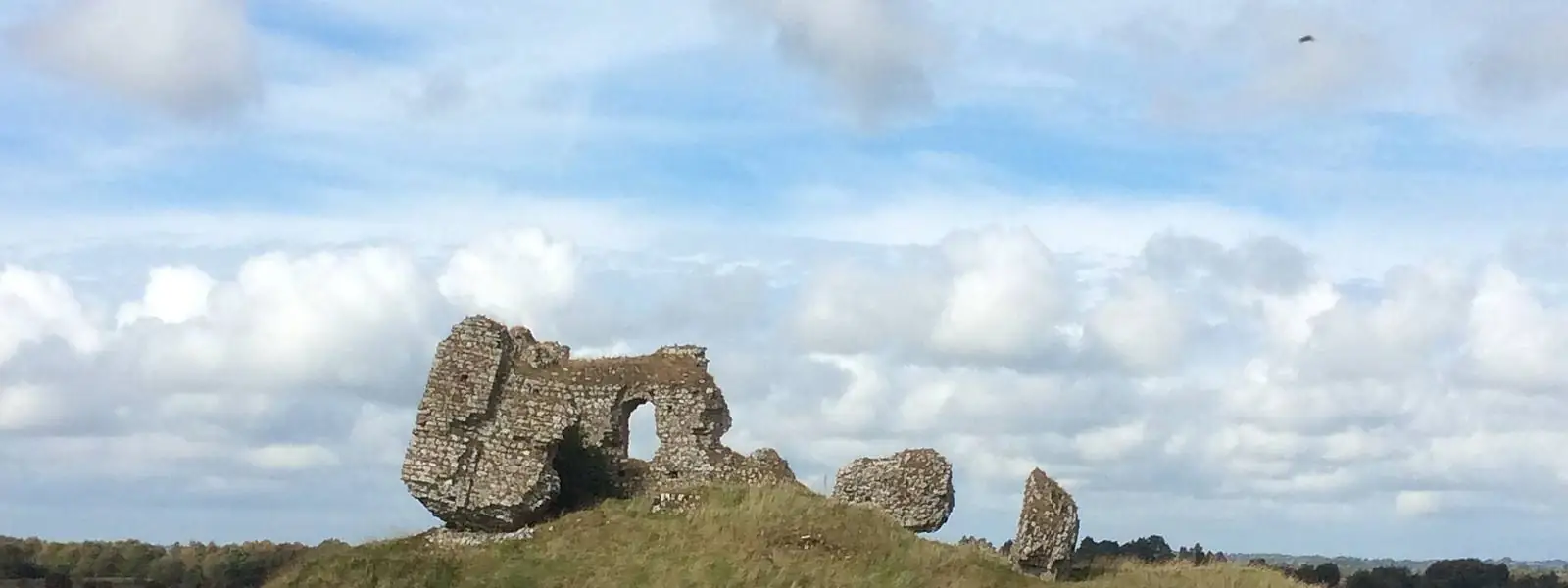 Medieval castle ruins clonmacnoise.jpg